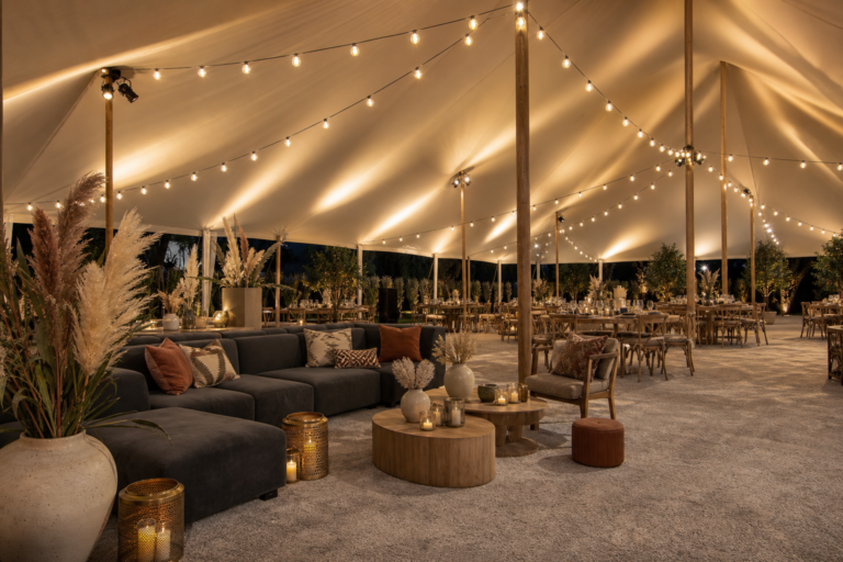 Accessoiriser votre tente Sailcloth événementielle : éclairages, moquettes et décorations tendance 2026