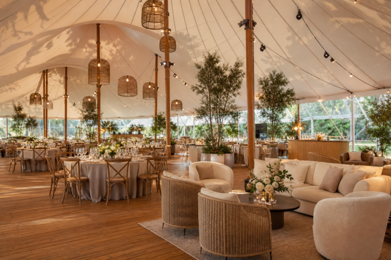 Les indispensables pour aménager l’intérieur d’une tente sailcloth événementielle : plancher, éclairage et mobilier